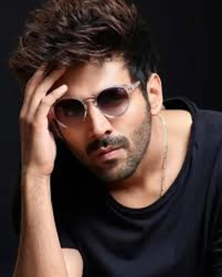 Kartik Aaryan showered with fan love on the streets of Himachal Pradesh, his stardom truly reflects in this video!