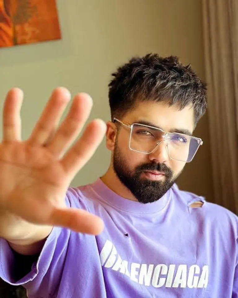 Sensational performer Harrdy Sandhu completes a decade in the music industry