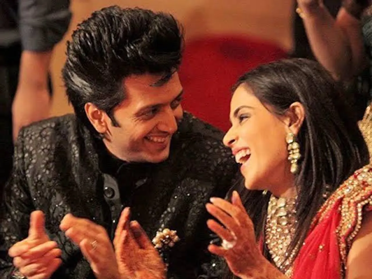 Riteish & Genelia Deshmukh’s fun Twitter banter has got netizens in a frenzy!