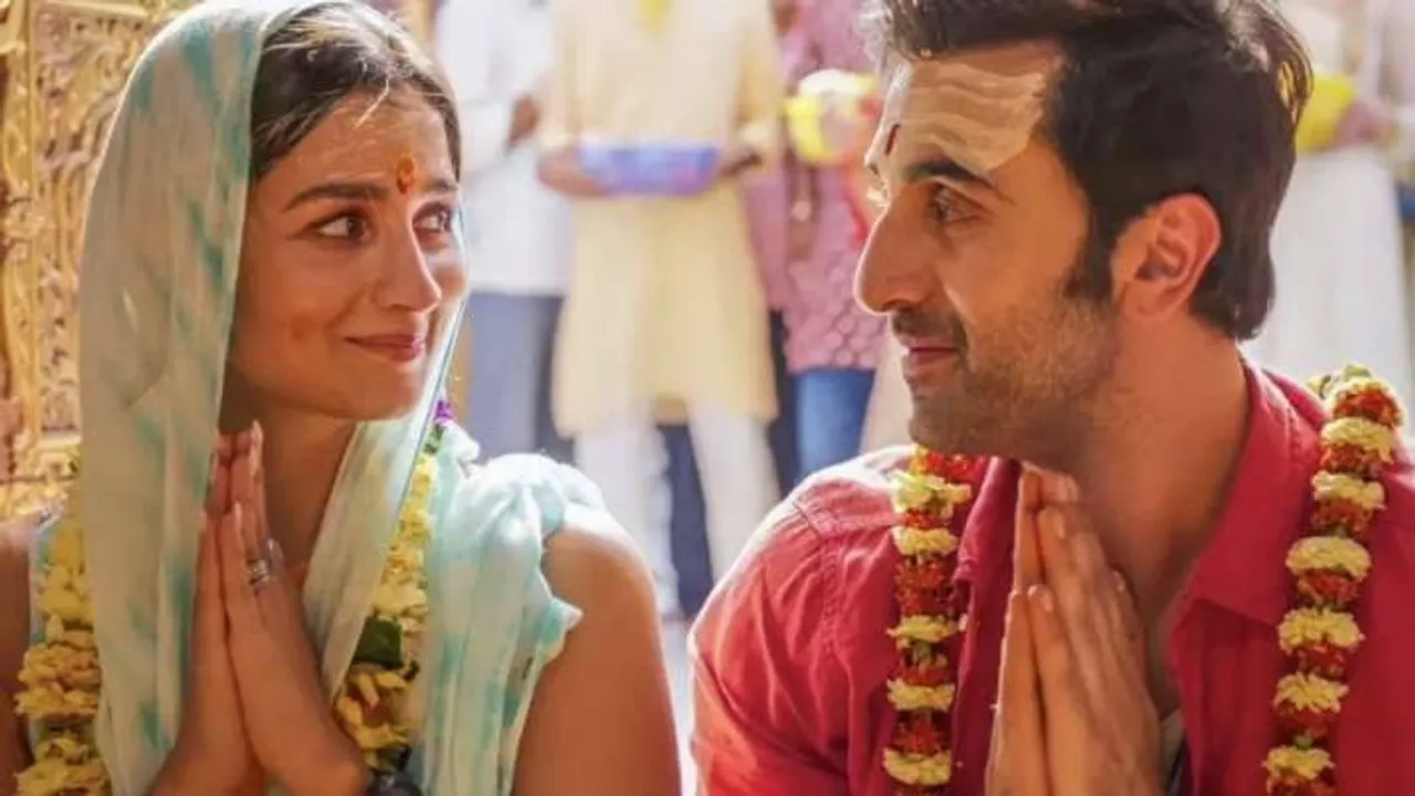 The newly-weds Alia and Ranbir send food packets for media outside wedding venue.