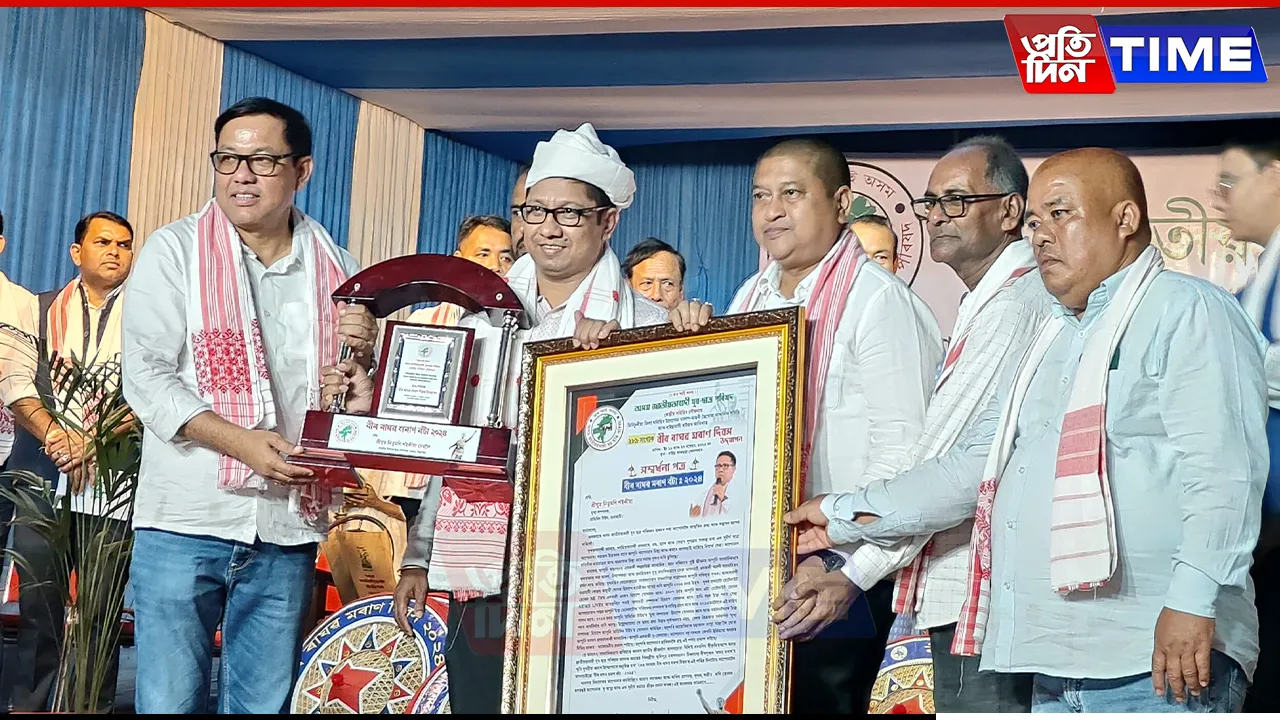 Pratidin Time's Nitumoni Saikia Conferred with Bir Raghav Moran Award