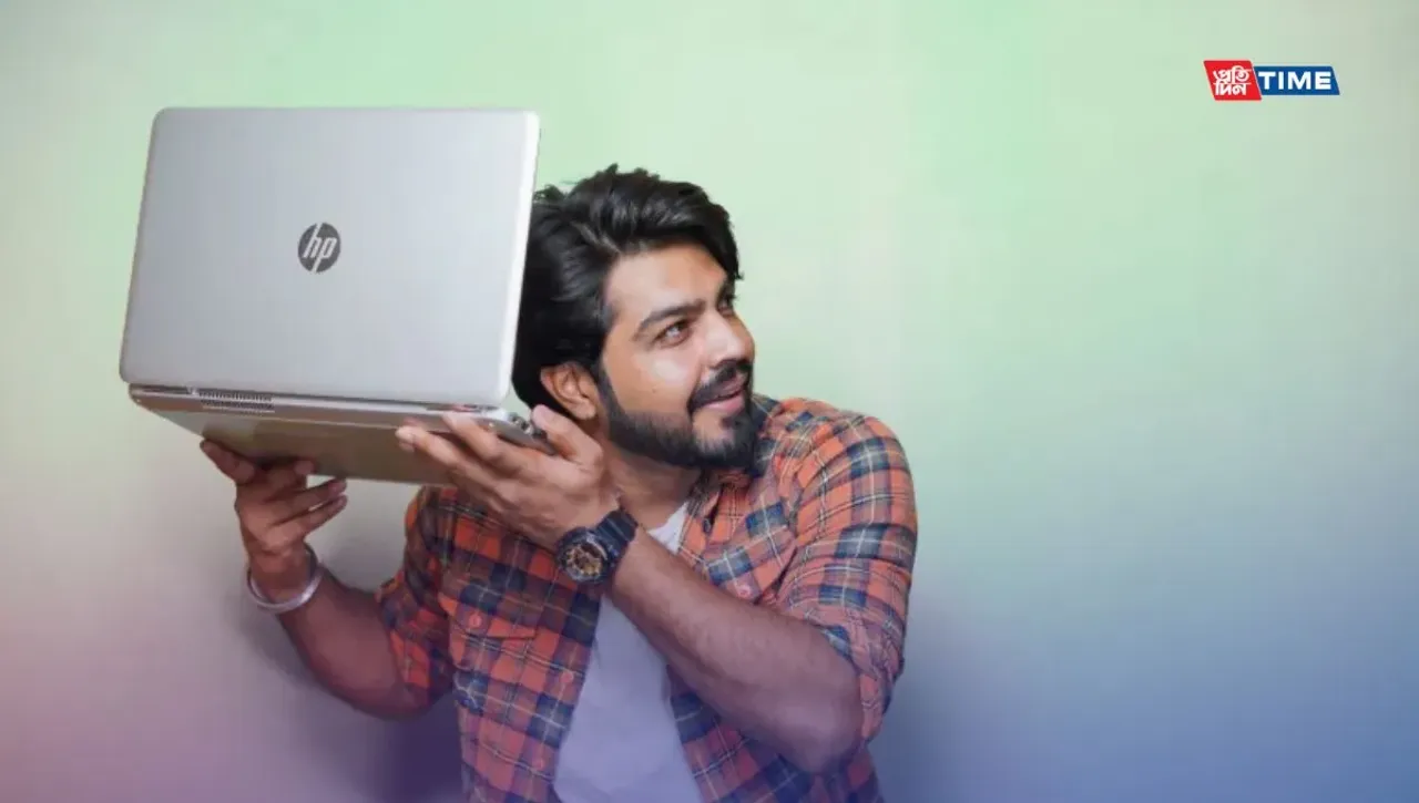 Man checking hp laptop service center