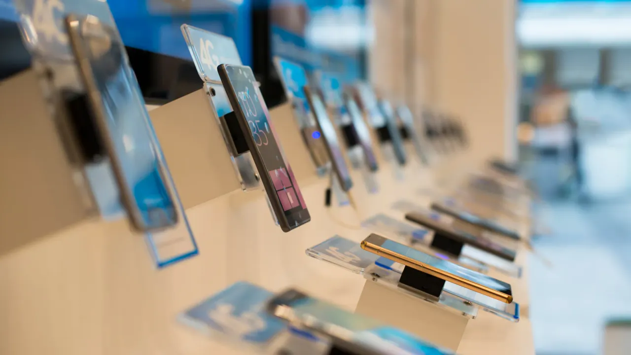 India’s Smartphone Exports Hit Record Rs 1.5 Lakh Cr in FY25