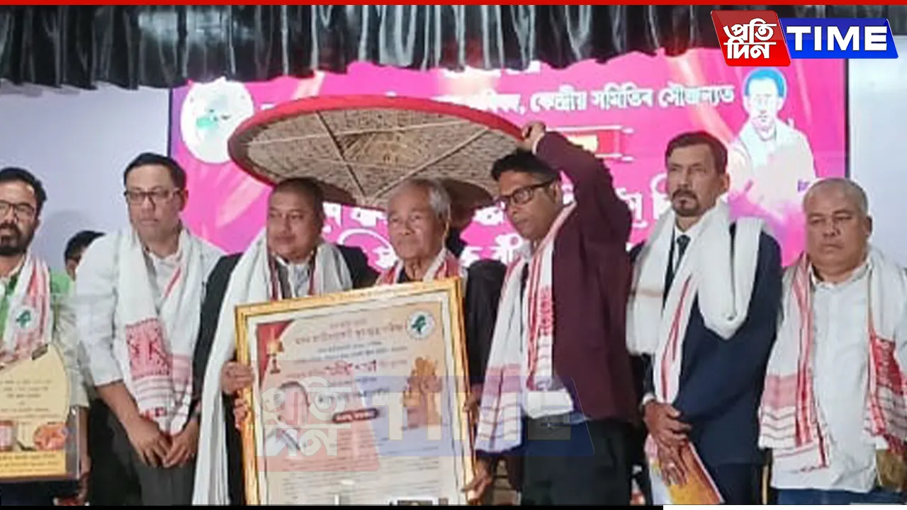 Jahnu Barua conferred Annual Moghai Ojah
