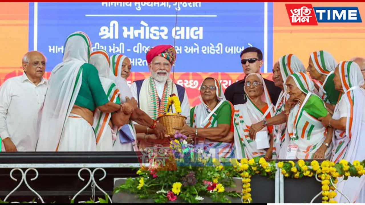 Modi Honours Bhuj’s 1971 War Heroines Who Rebuilt Bombed Airstrip in 72 Hours