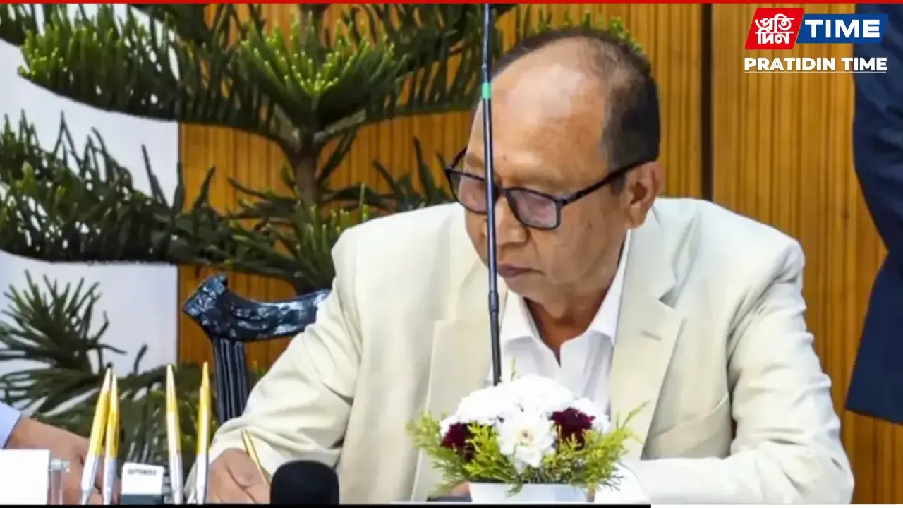 Yumnam Khemchand Singh takes oath as the new Manipur Chief Minister