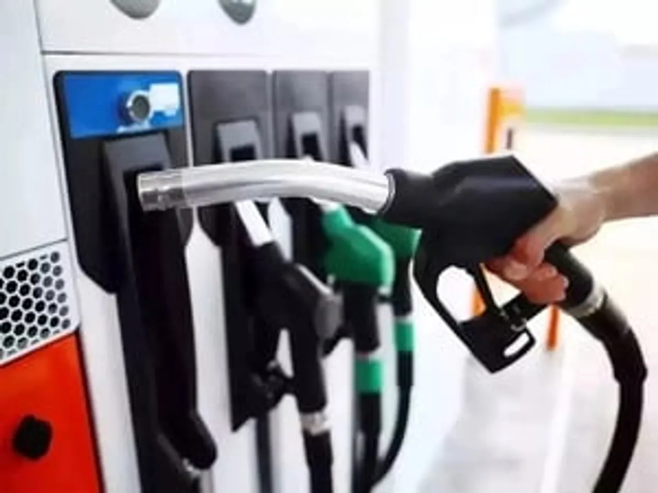 Petroleum Ministry to Meet Oil Companies to Decide on Oil Prices
