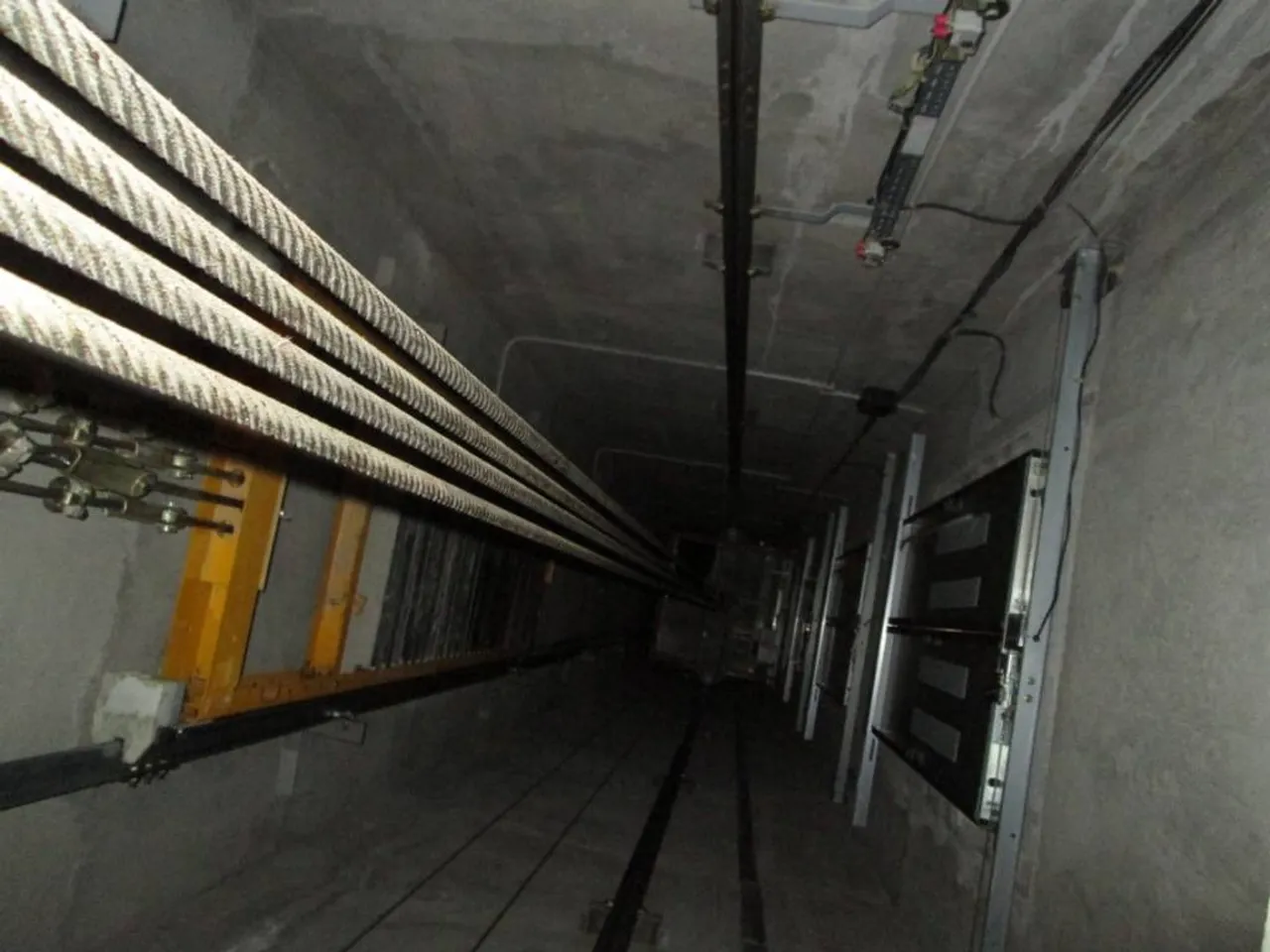 Guwahati: Lift Carrying People Drops Down