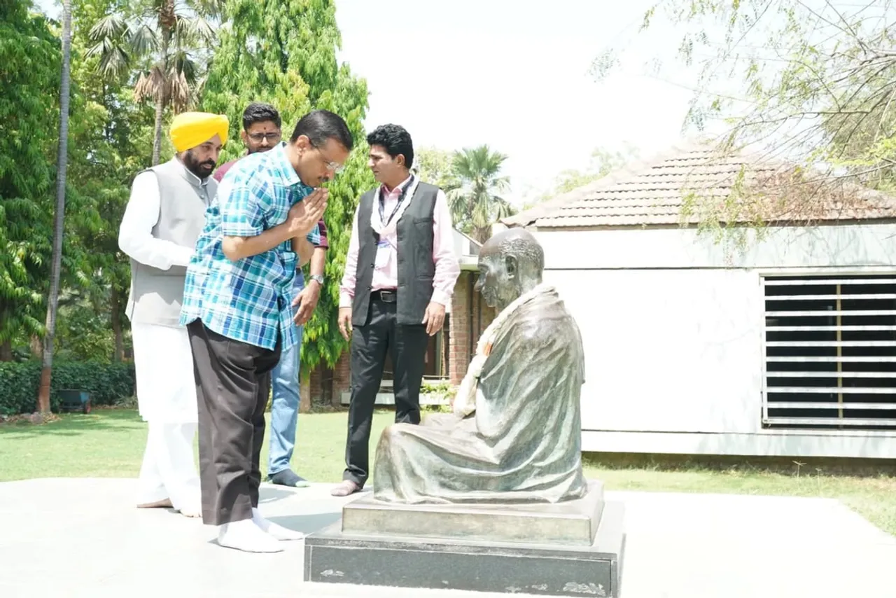 AAP Leaders Pay Tribute to Gandhiji Ahead of Gujarat Polls