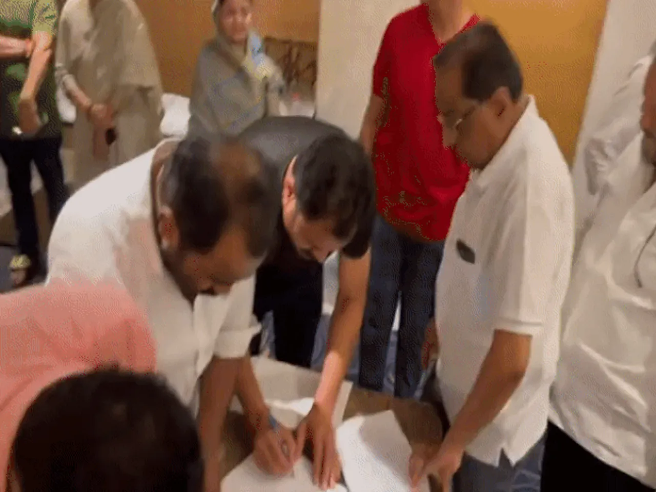 Maharashtra Pol Crisis: Rebel Shiv Sena MLAs Sign Letter of Support to Shinde