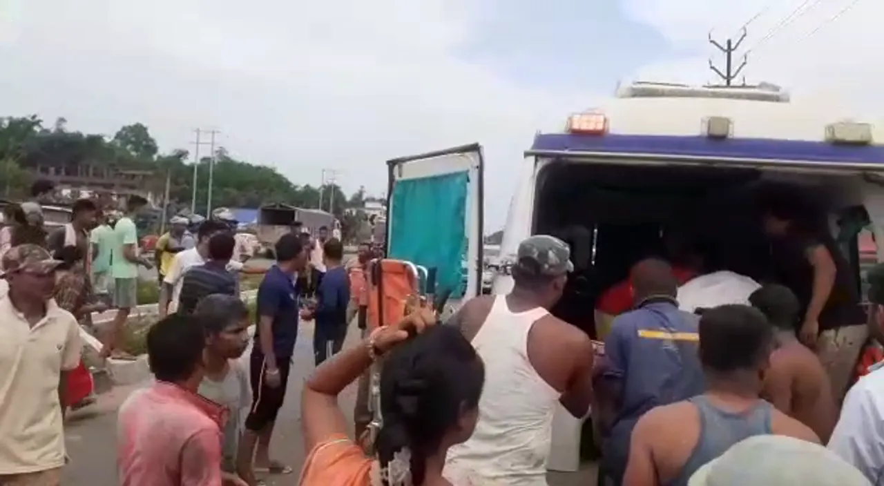 Assam: 7 Injured as Van Collides With Truck, Falls In Pond