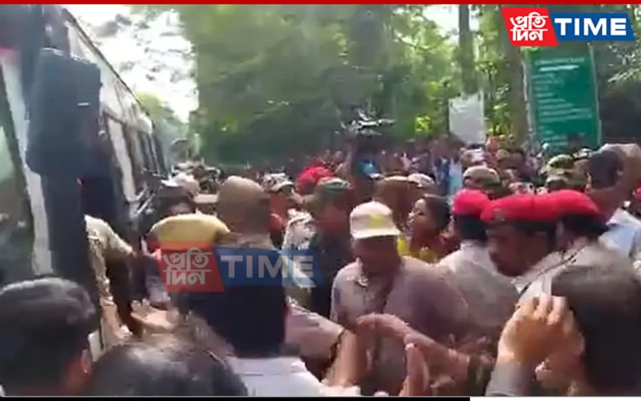 Police Crackdown on Protesting Students of GU, Several Injured