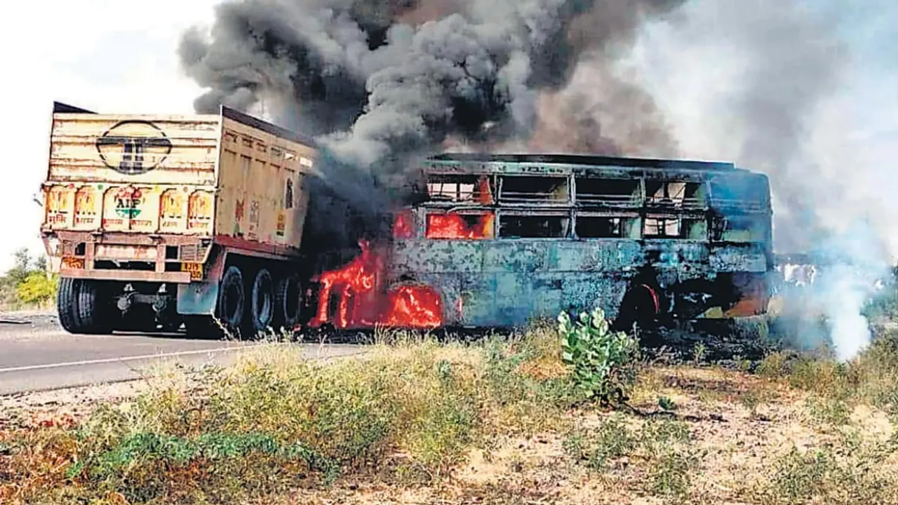 Pakistan: 20 Burned Alive In Massive Oil Tanker-Passenger Bus Collision