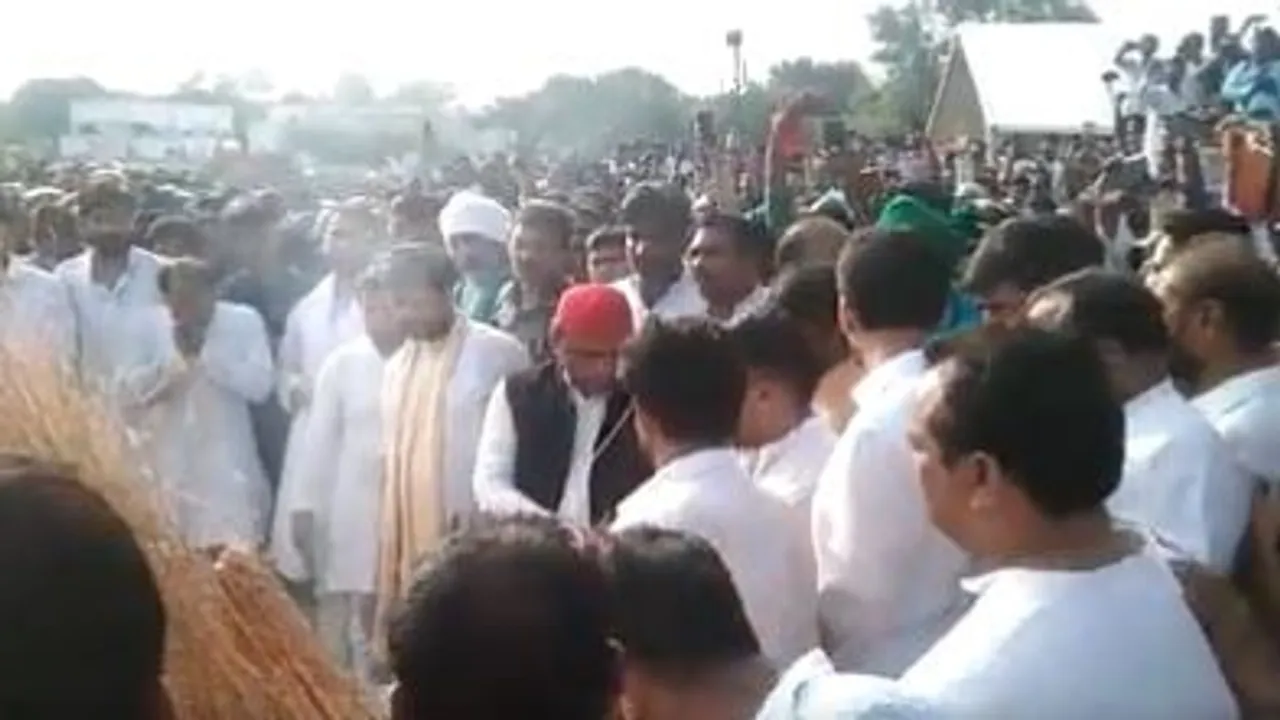 Former UP CM Mulayam Singh Yadav Cremated at His Native Village