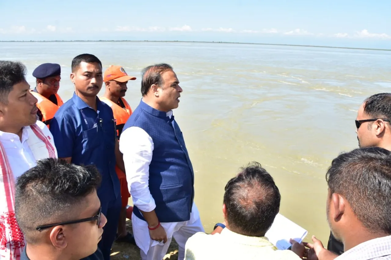 CM Sarma Inspects Erosion-Affected Embankment in Assam’s Dibrugarh