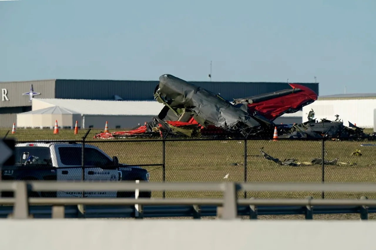 Military Aircrafts Crash Mid-Air During Air Show in Dallas, 6 Dead 