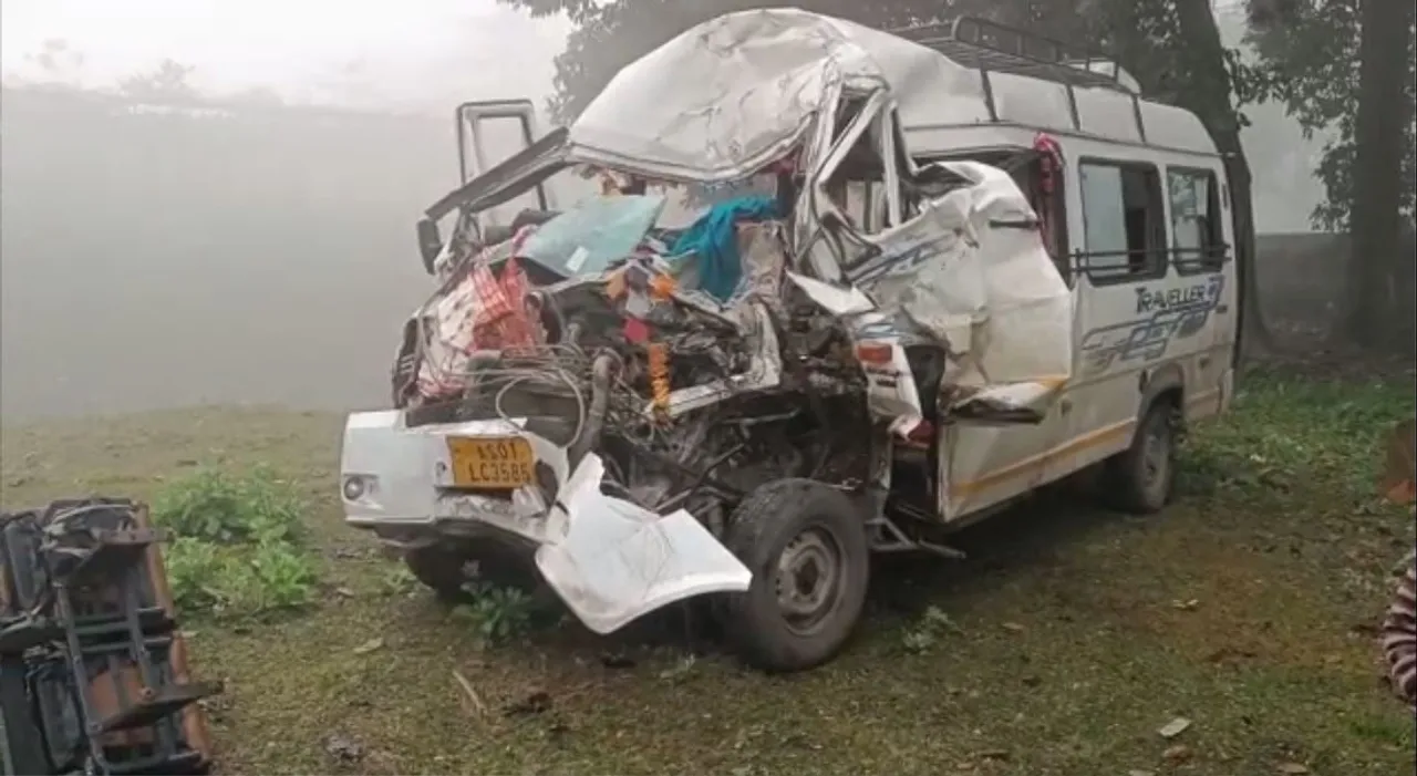 Assam: Traveller Carrying 17 Devotees Rams Into Parked Truck in Morigaon