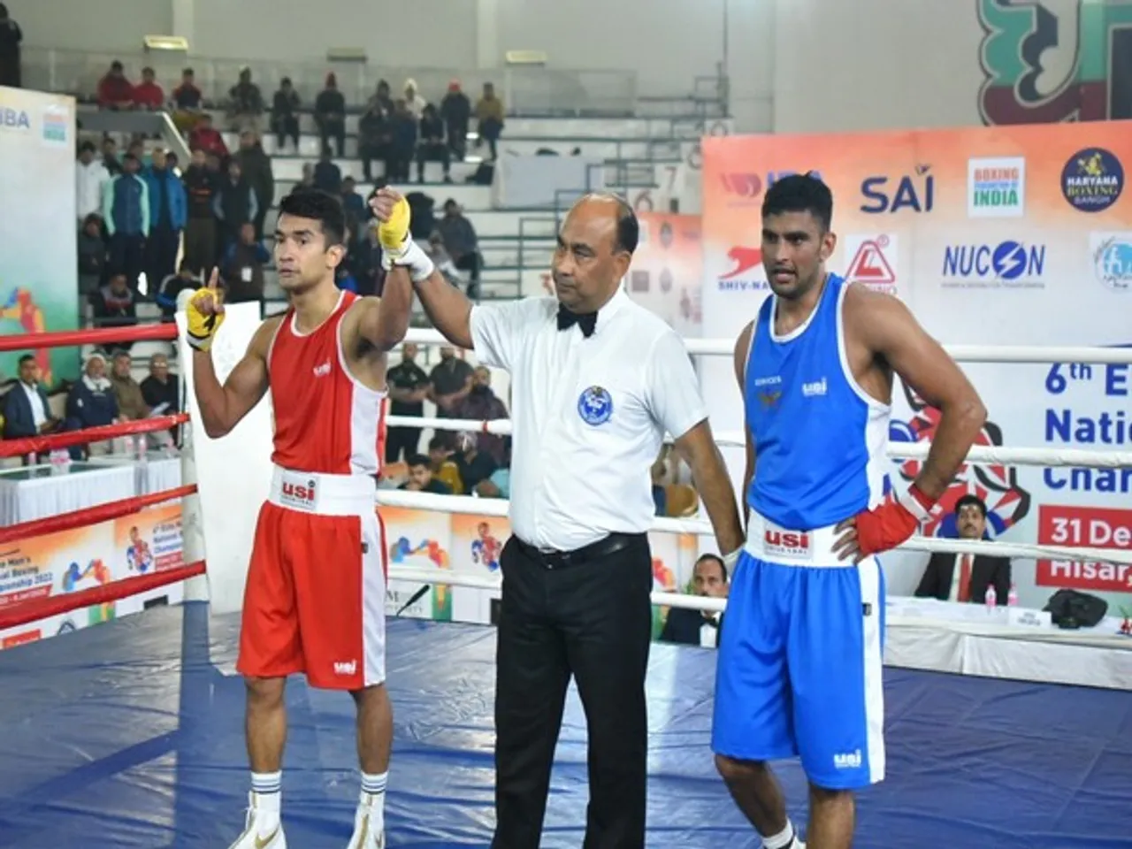 Shiva Thapa Beats Manish Kaushik to Enter Into National Boxing Finals