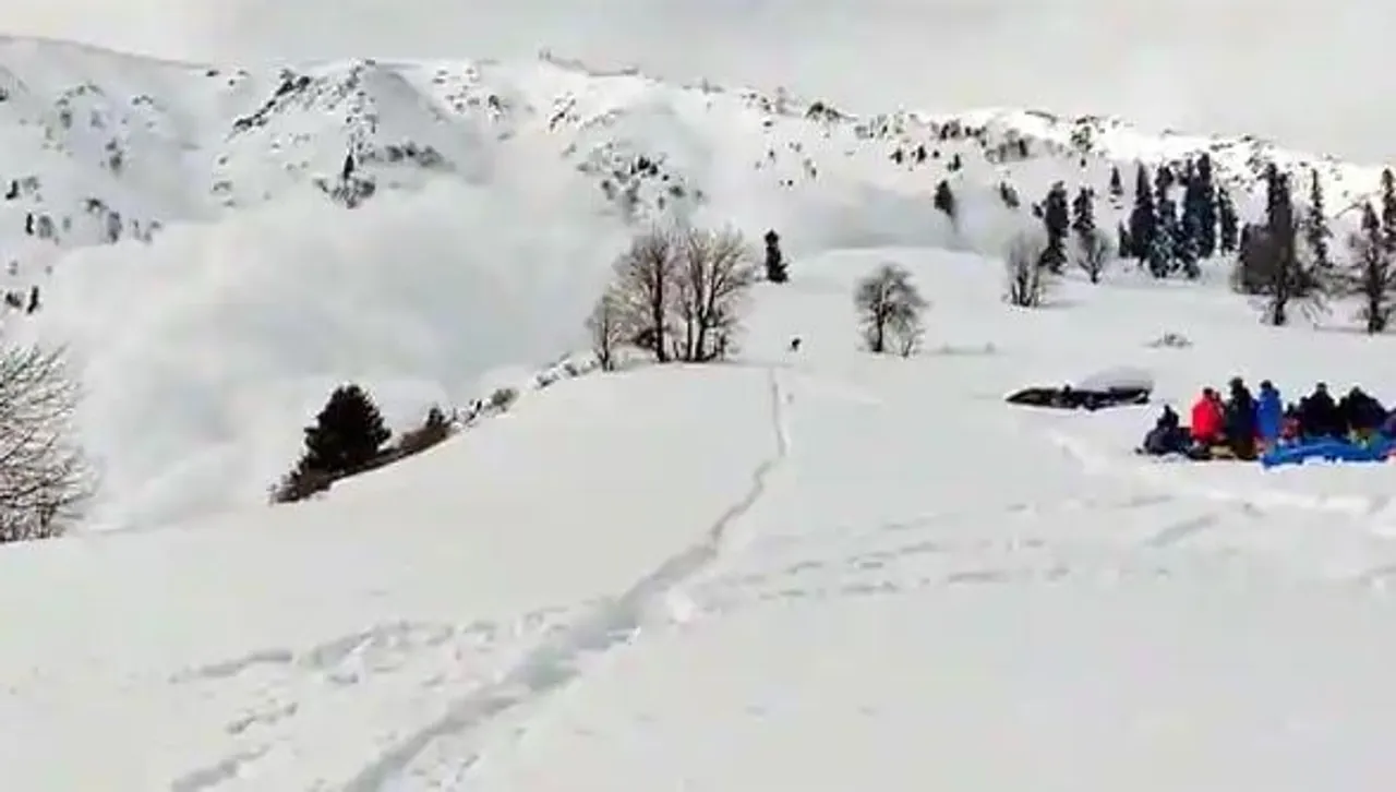 Massive Avalanche in J&K’s Gulmarg Kills 2 Foreigners, 21 Rescued
