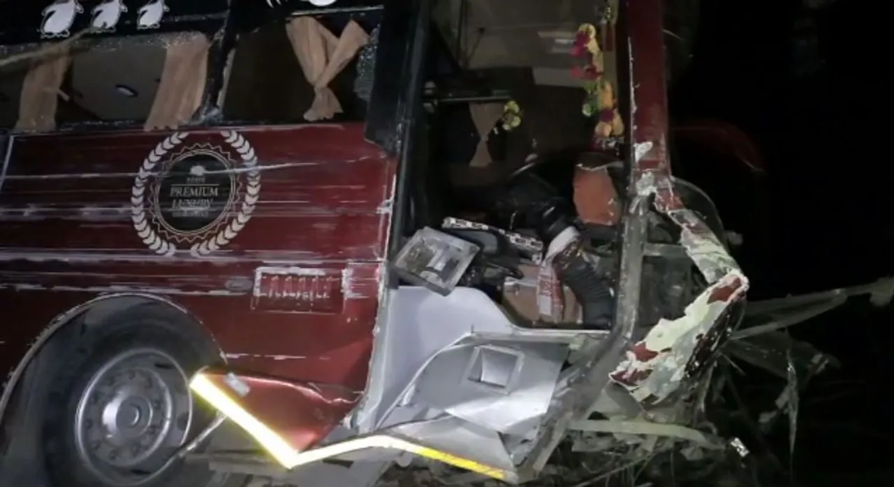 Assam: Bus Collides Head-On With Truck in Kaliabor, 1 Dies