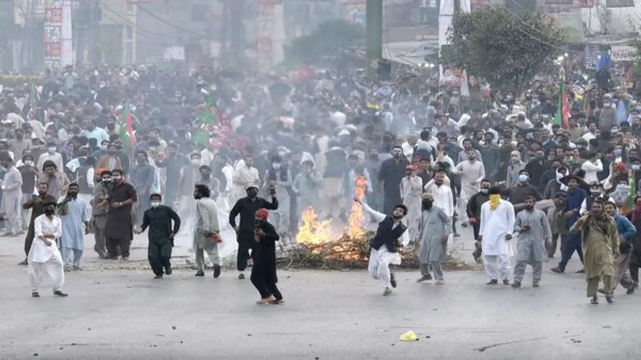 Pakistan: 8 Killed, 290 Injured as Country Hurtles Towards Civil War