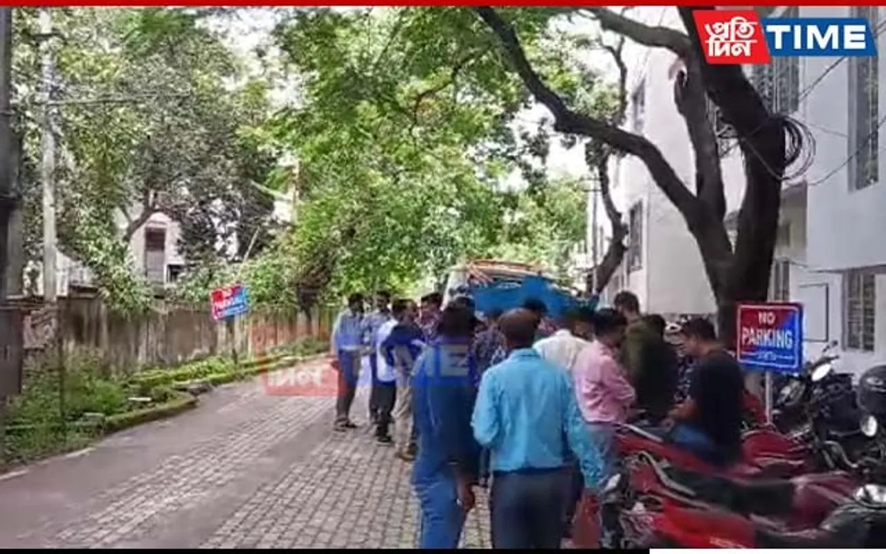 Guwahati: Contractors Protest Unpaid Bills Outside DGP Office 