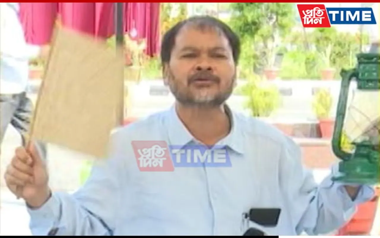 Holding Lamp & Handmade Fan, Akhil Gogoi Protests Over Power Crisis in Assam
