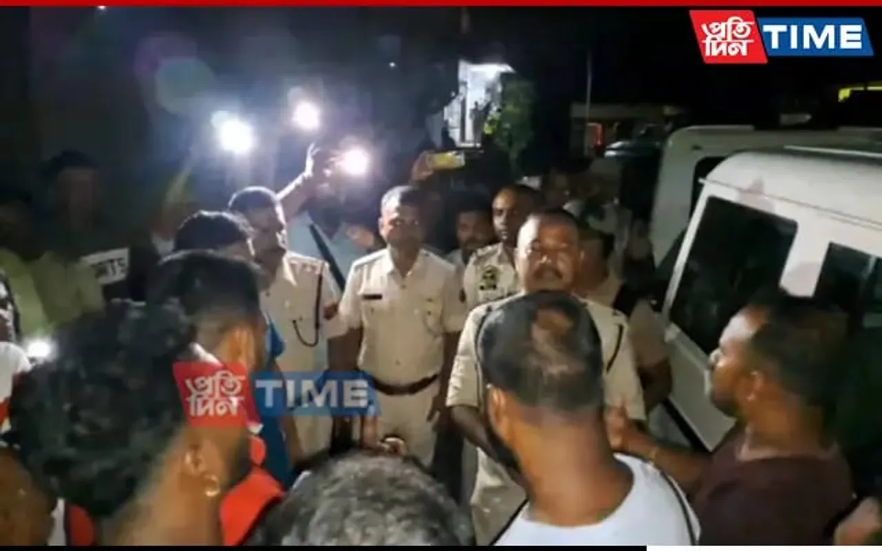 Huge Crowd Gheraos Jakhalabandha PS, Accuse Police Of Inaction