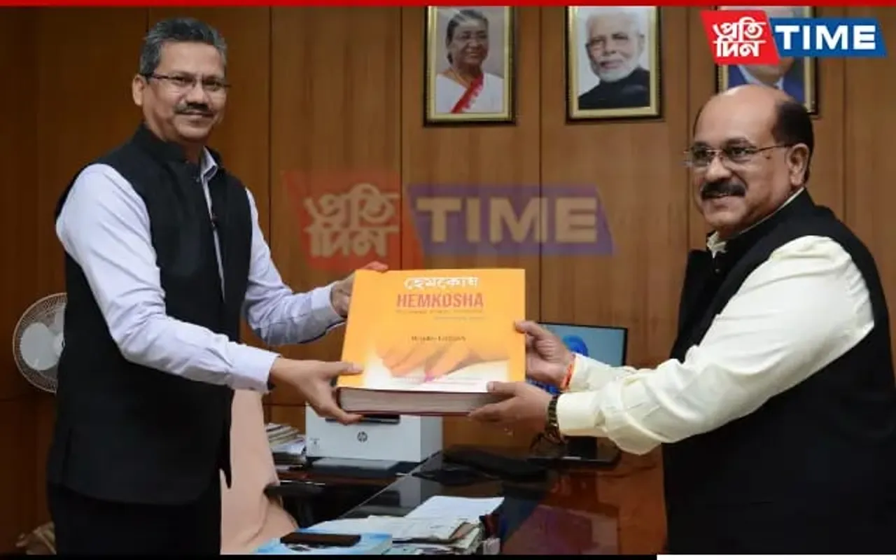 Sadin-Pratidin's Jayanta Baruah Presents Braille Hemkosh To Kolkata National Library