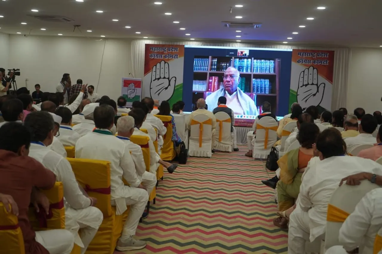 "Act of Cowardice", Mallikarjun Kharge Lashes Out at Defecting Leaders