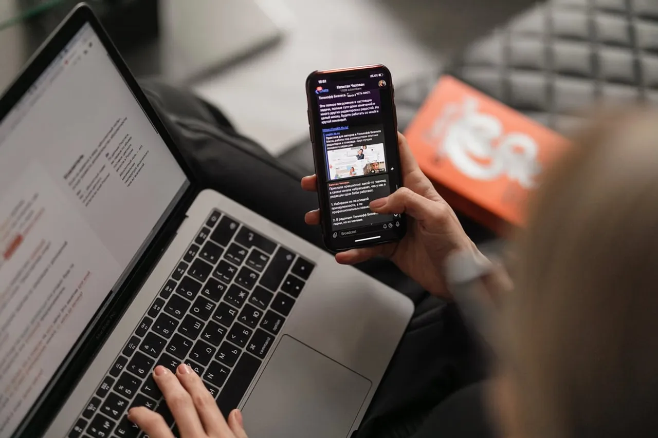 Surat Court Implements Total Ban on Mobile Phone Use During Working Hours