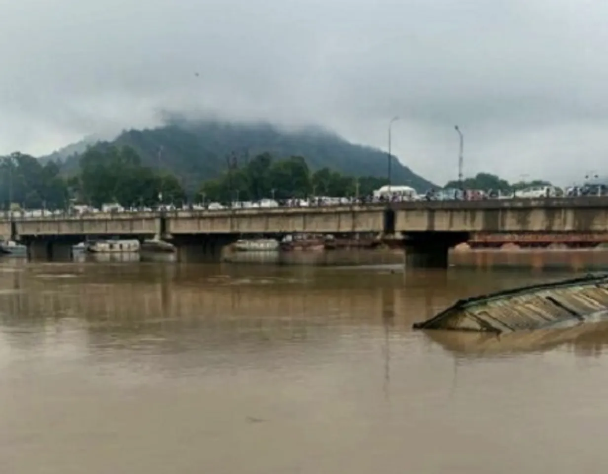 Flood grips Jammu and Kashmir, Governor calls emergency meeting