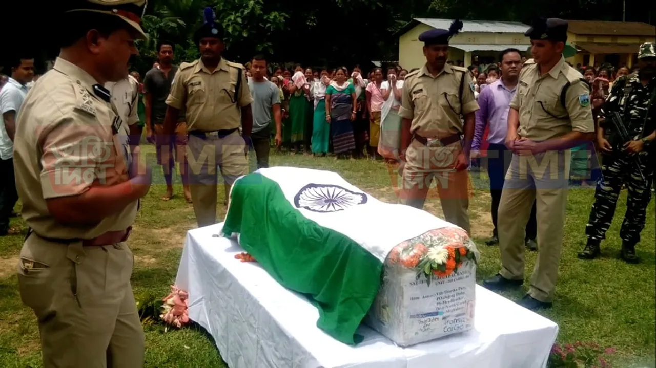 Gun battle between CRPF and Maoists kills 2 security personnel