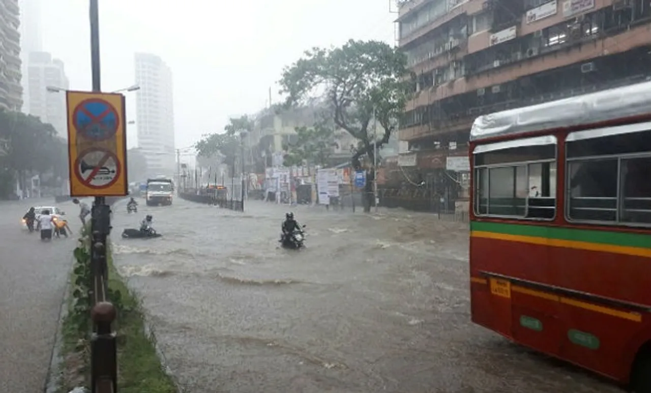 Heavy downpour in Mumbai | Transportation system paralysed