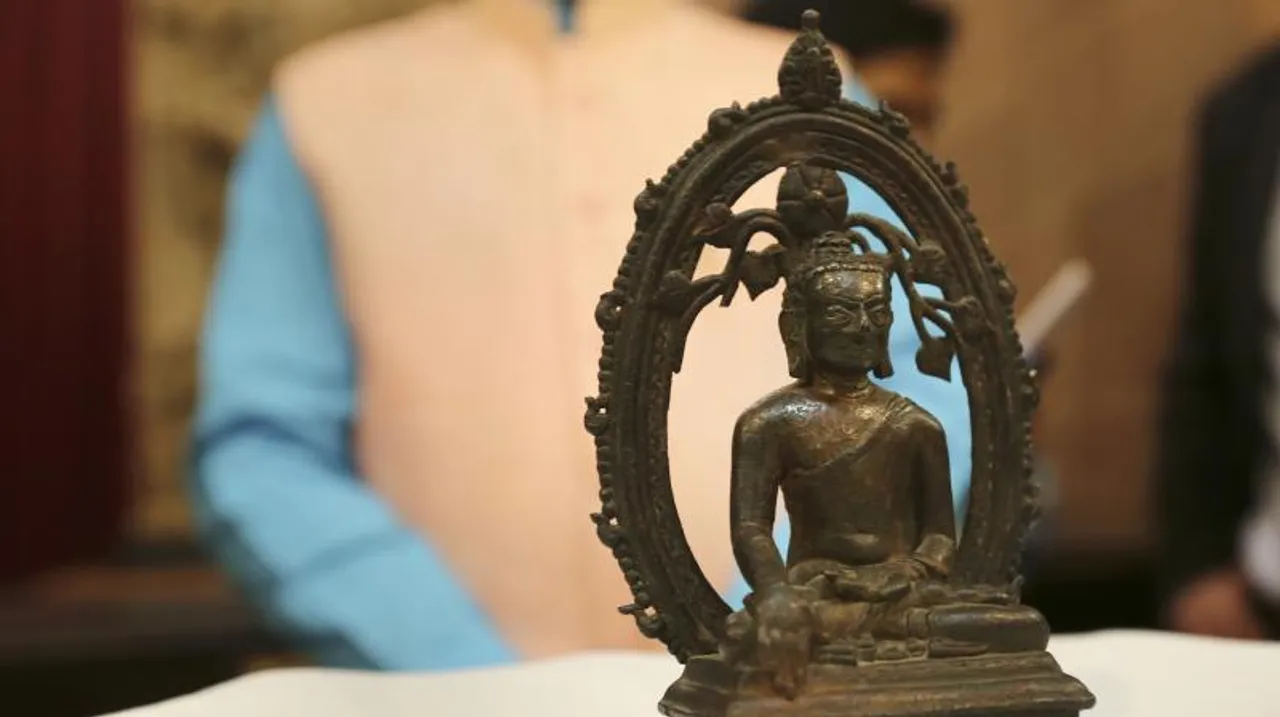 On Independence Day, Scotland Yard returns stolen 12th century Buddha statue to India