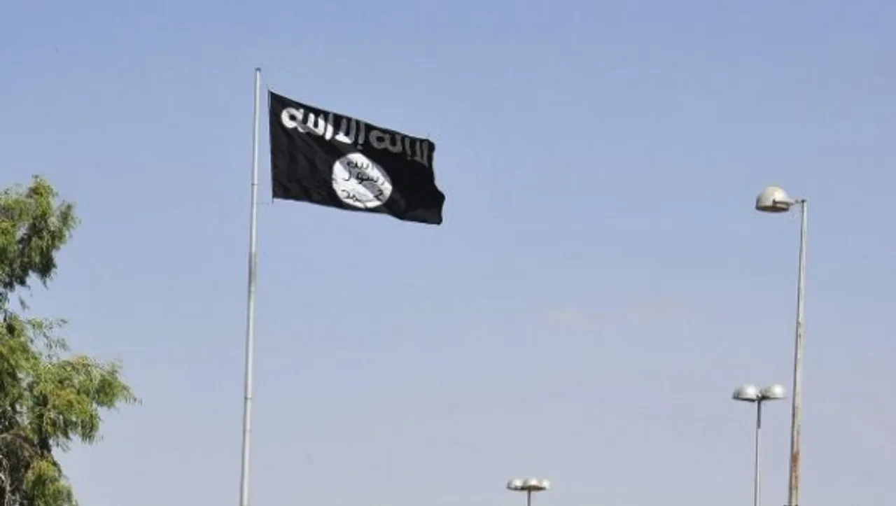 Post Eid Namaz, Protesters Wave Pakistani and ISIS Flags In Srinagar