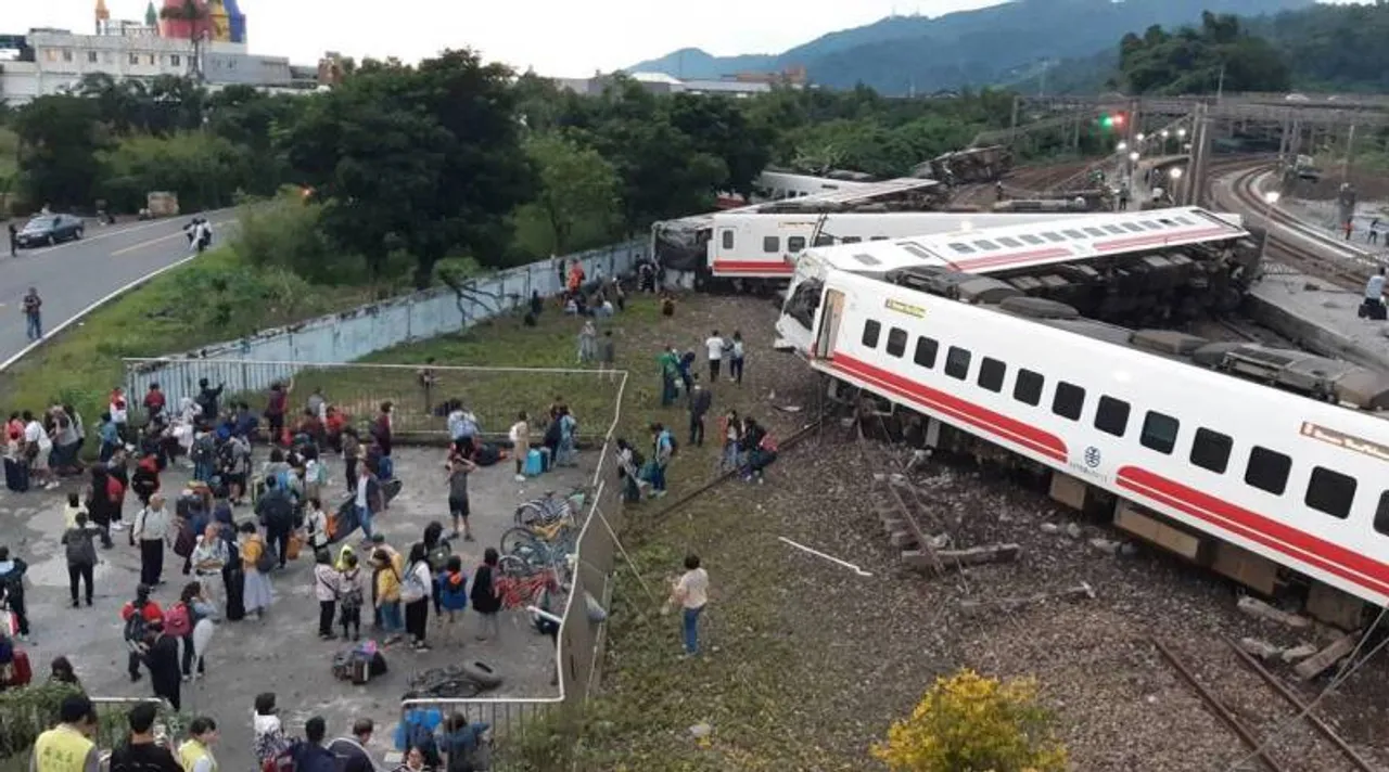 Train crash Kills 17, Injures 120 in Taiwan