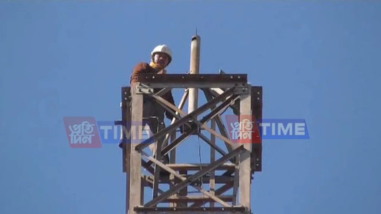 Nagaon paper mill employee climbs mobile tower, attempt suicide