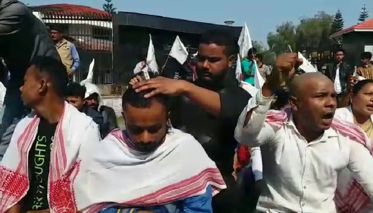 Protesters shave heads against OIL privatization