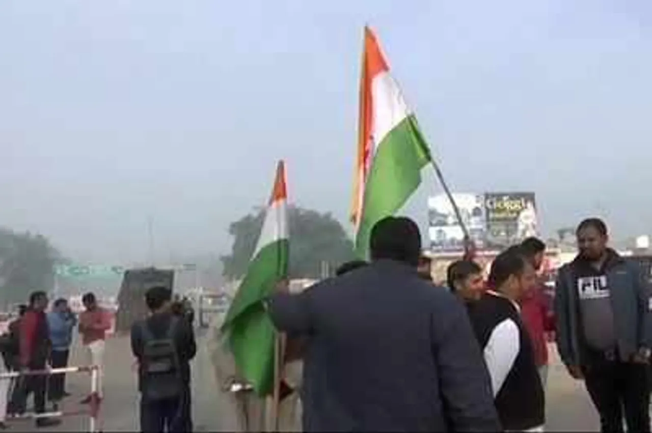 People gather at Attari to welcome Abhinandan