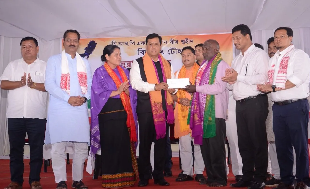CM hands over Rs. 20 lakh to martyr Biswajit’s family