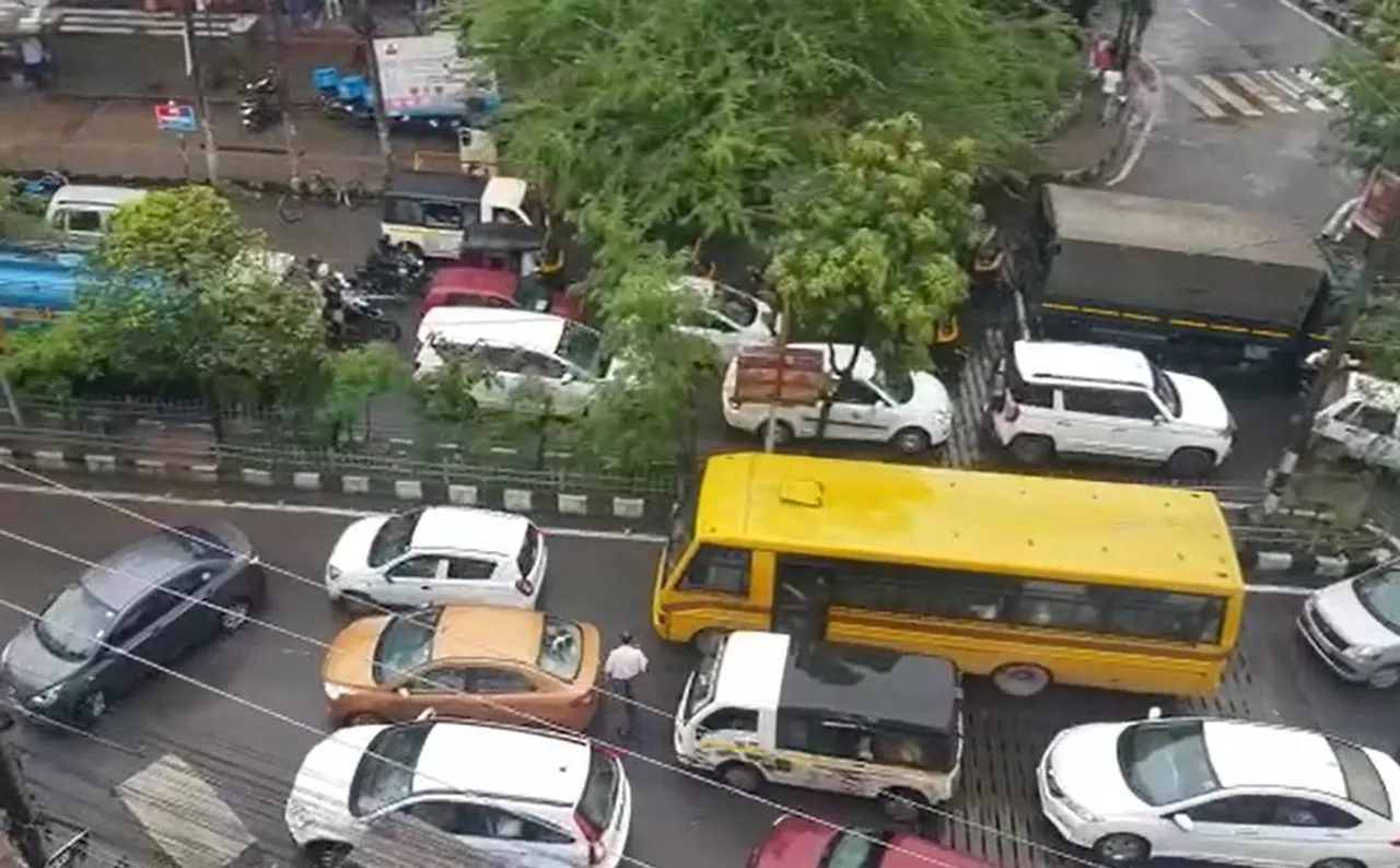 Guwahati: Chaos in Zoo Road Tiniali during peak hour