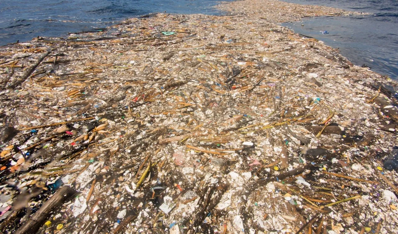 Coast Guard Remove 500 kg Trash From Underwater