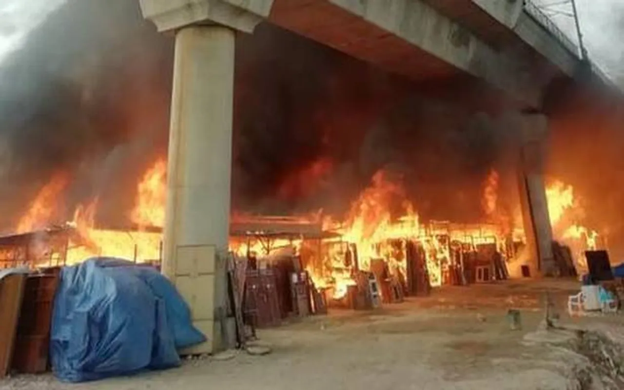 Fire In Delhi Halts Metro Services