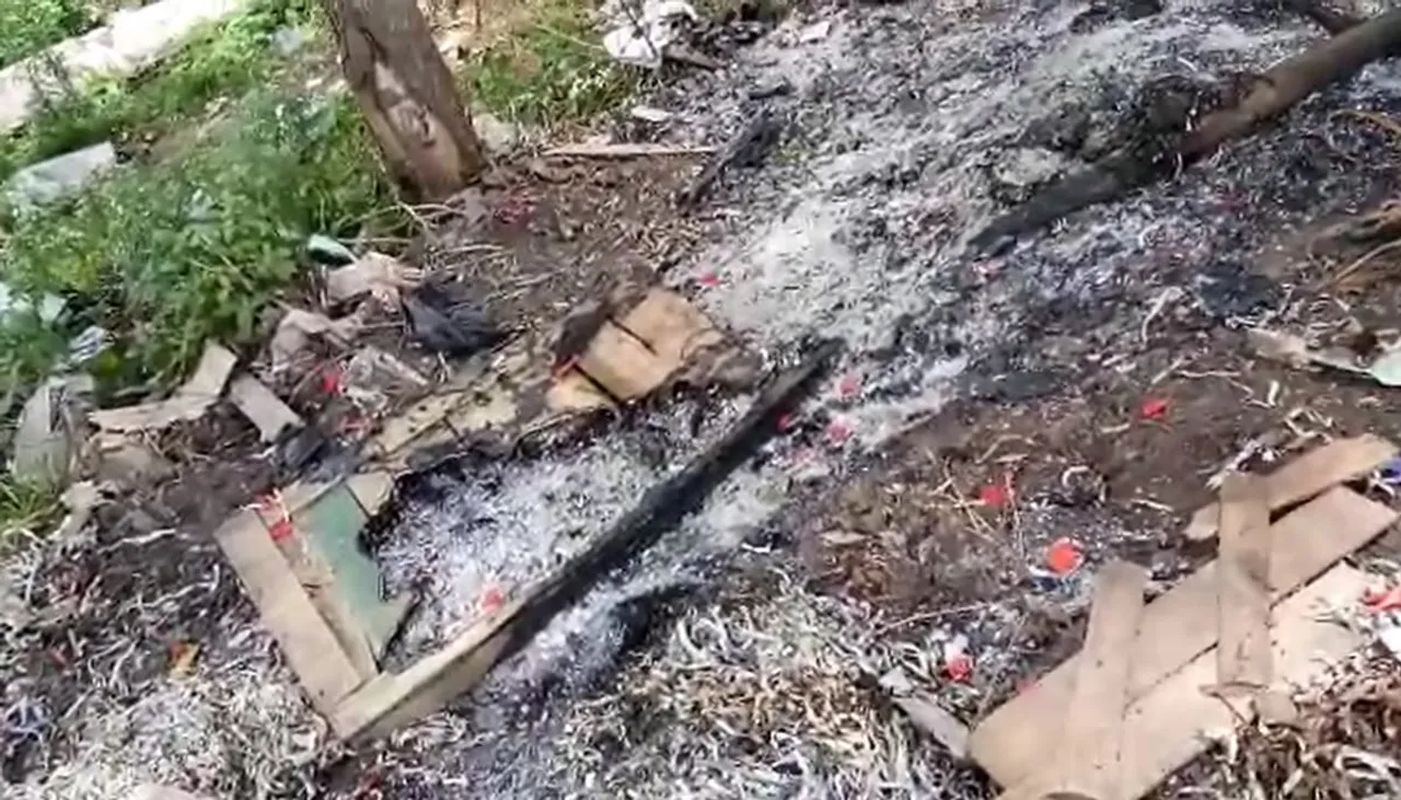 Fruit shops burnt down in city
