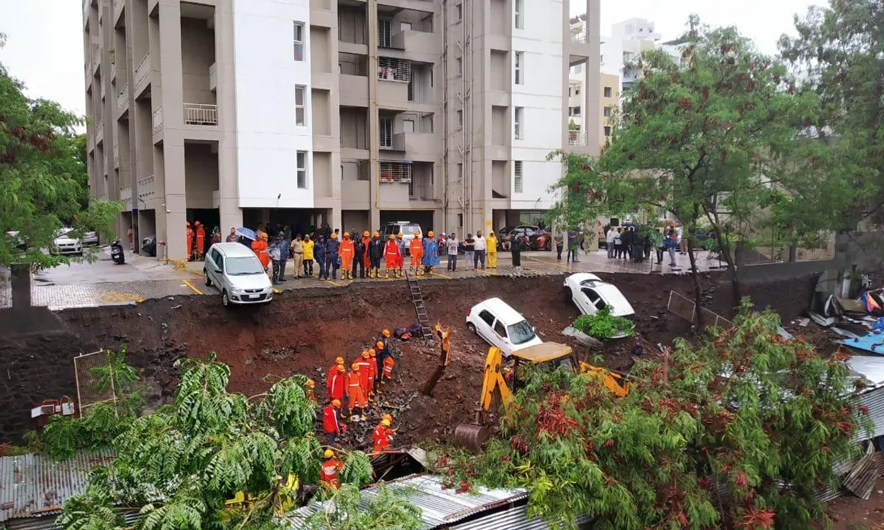17 dead, rain lashes Mumbai-Pune