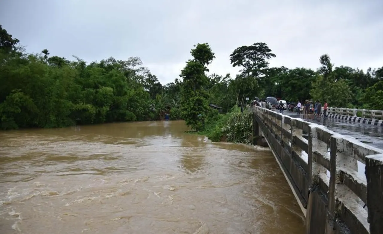 Man jumps into river from E-Rickshaw in Barpeta