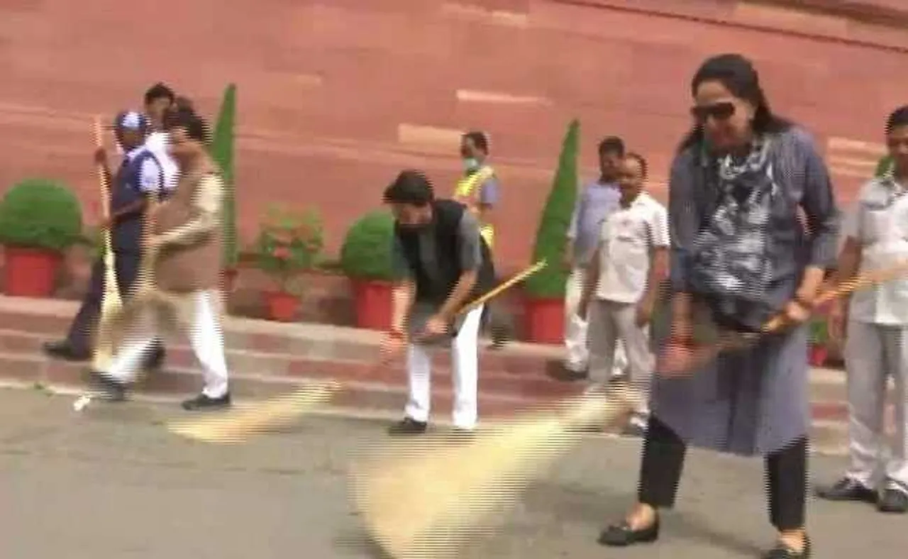 Watch: Hema Malini participated in cleanliness drive