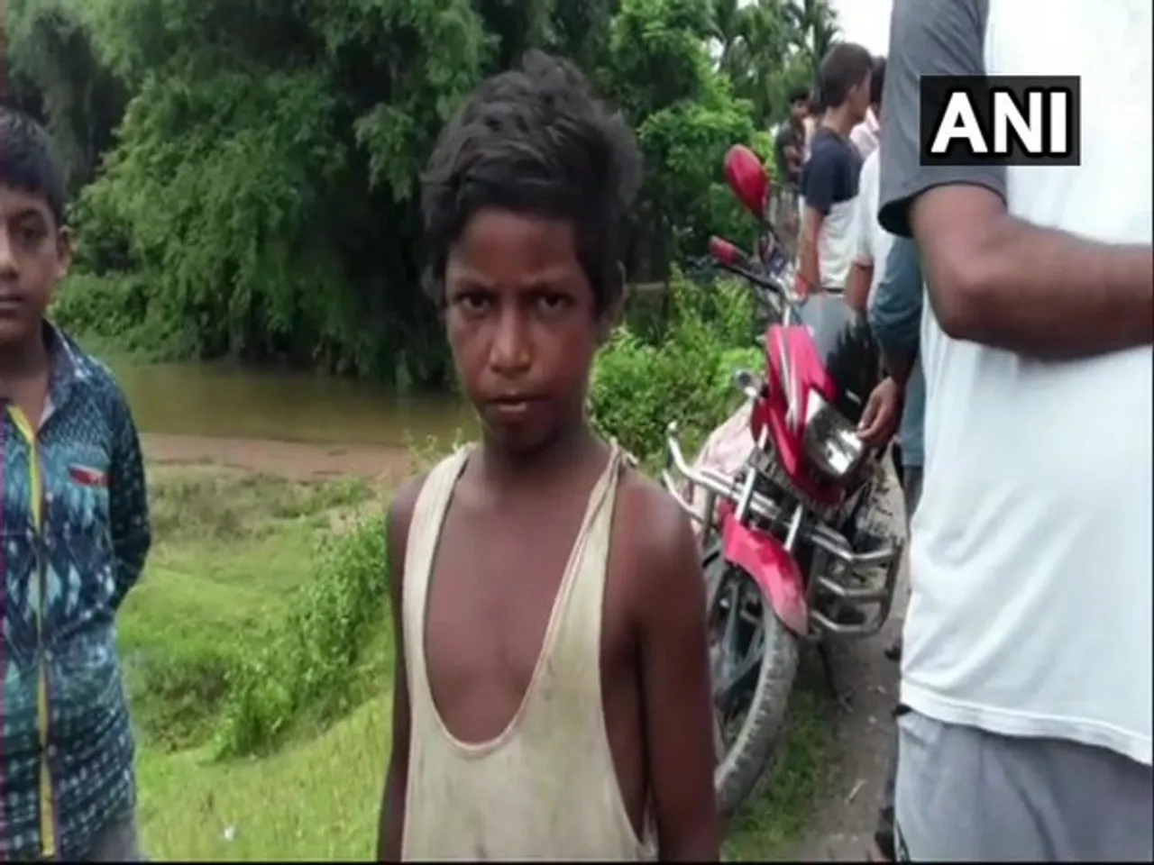 CM hails Uttam, who saved two from drowning