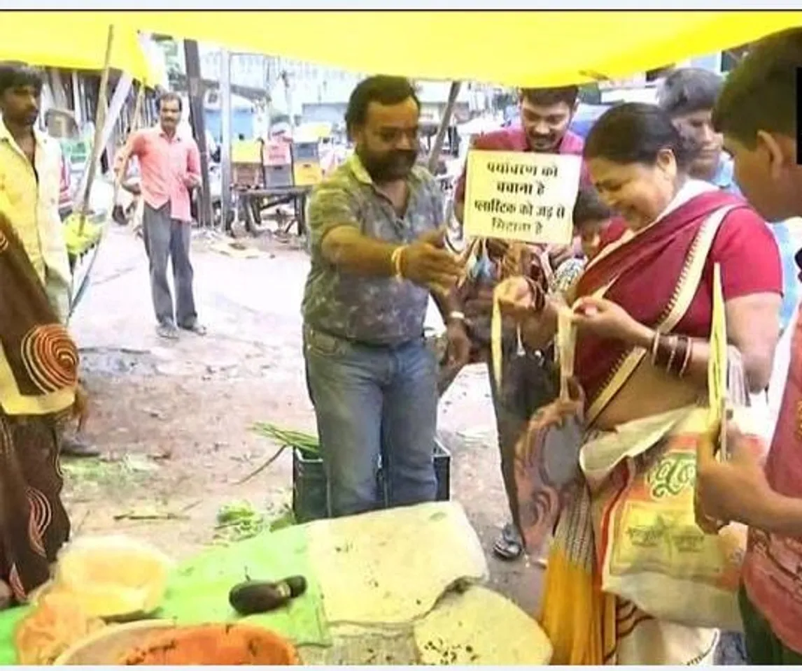 Family distributes free home-made cloth bags